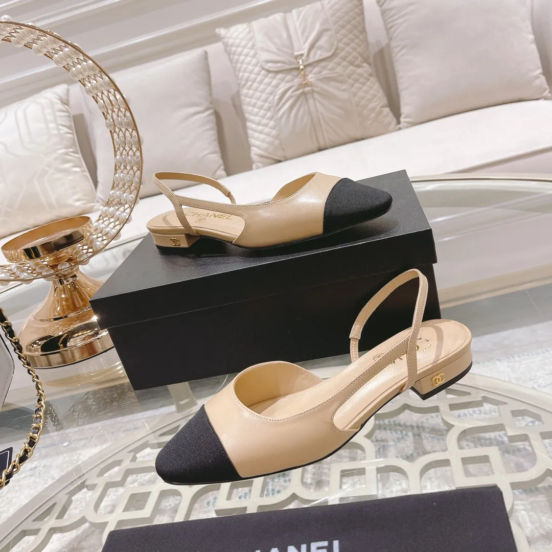 👟👟Ex-factory price 440👟👟 Chanel - Spring and summer classic color-blocked low-heeled side hollow sandals ⚠ Fashionable catwalk style❤ Mixed splicing colors, hollow toe style on the inside, 2.5cm thick heel and small logo embellishment, a fashionable interpretation! How to match the series to look good! Original customized wood-colored leather outsole, imported sheepskin surface, goatskin lining for feet... 35-40 regular sizes (41.42, 43 custom-made, non-returnable) 🎁Latest full set of packaging at the counter